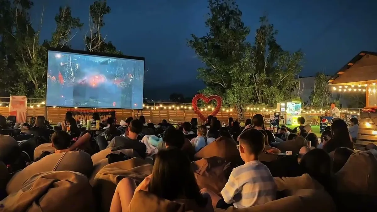Cinema Day под открытым небом: экран, гирлянды и кресла-мешки