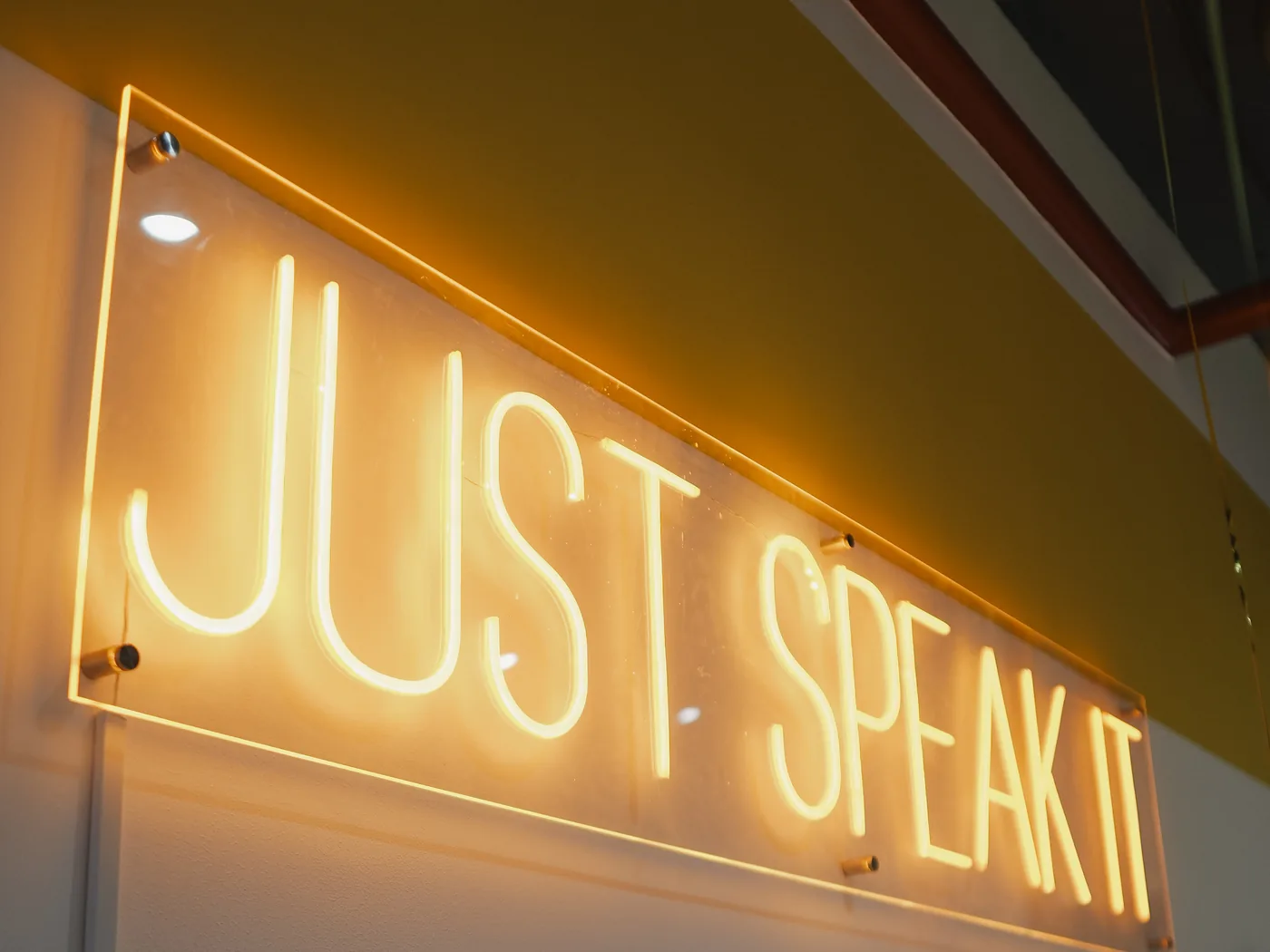 Неоновая вывеска JUST SPEAK IT в филиале в Астане