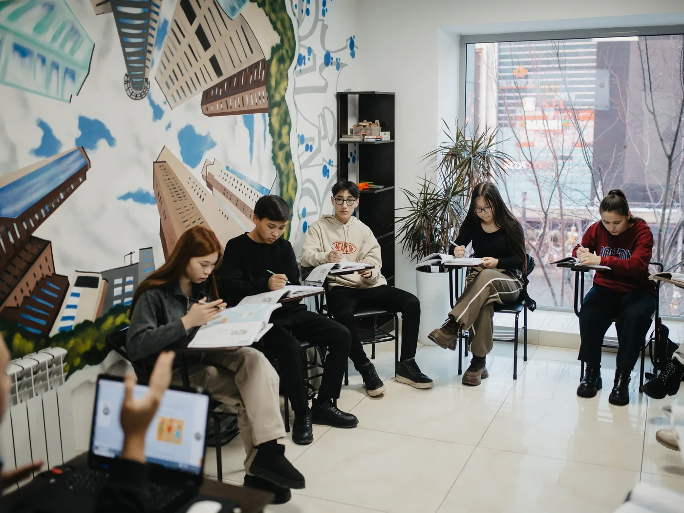 Группа интенсива на занятии английским